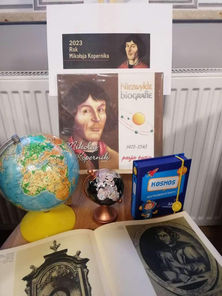 Książki o Mikołaju Koperniku, globusy i gra edukacyjna o Kosmosie. (Fot. M.H.)