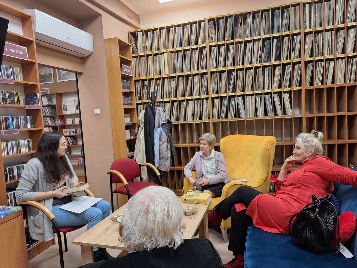 Uczestnicy rozmawiają o książce "Gorzko, gorzko" autorstwa Joanny Bator podczas spotkania DKK. Fot. S.K.